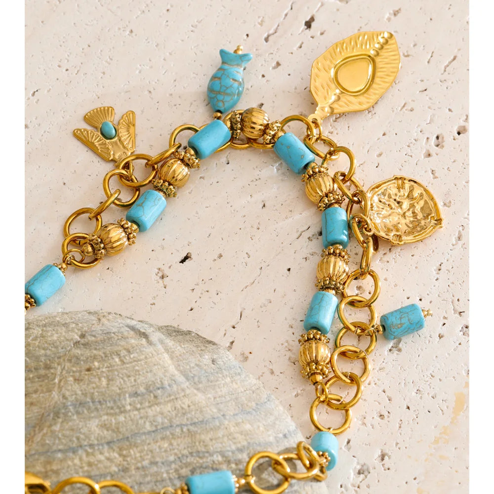 Natural stone geometric necklace in gold-plated stainless steel with natural stone.