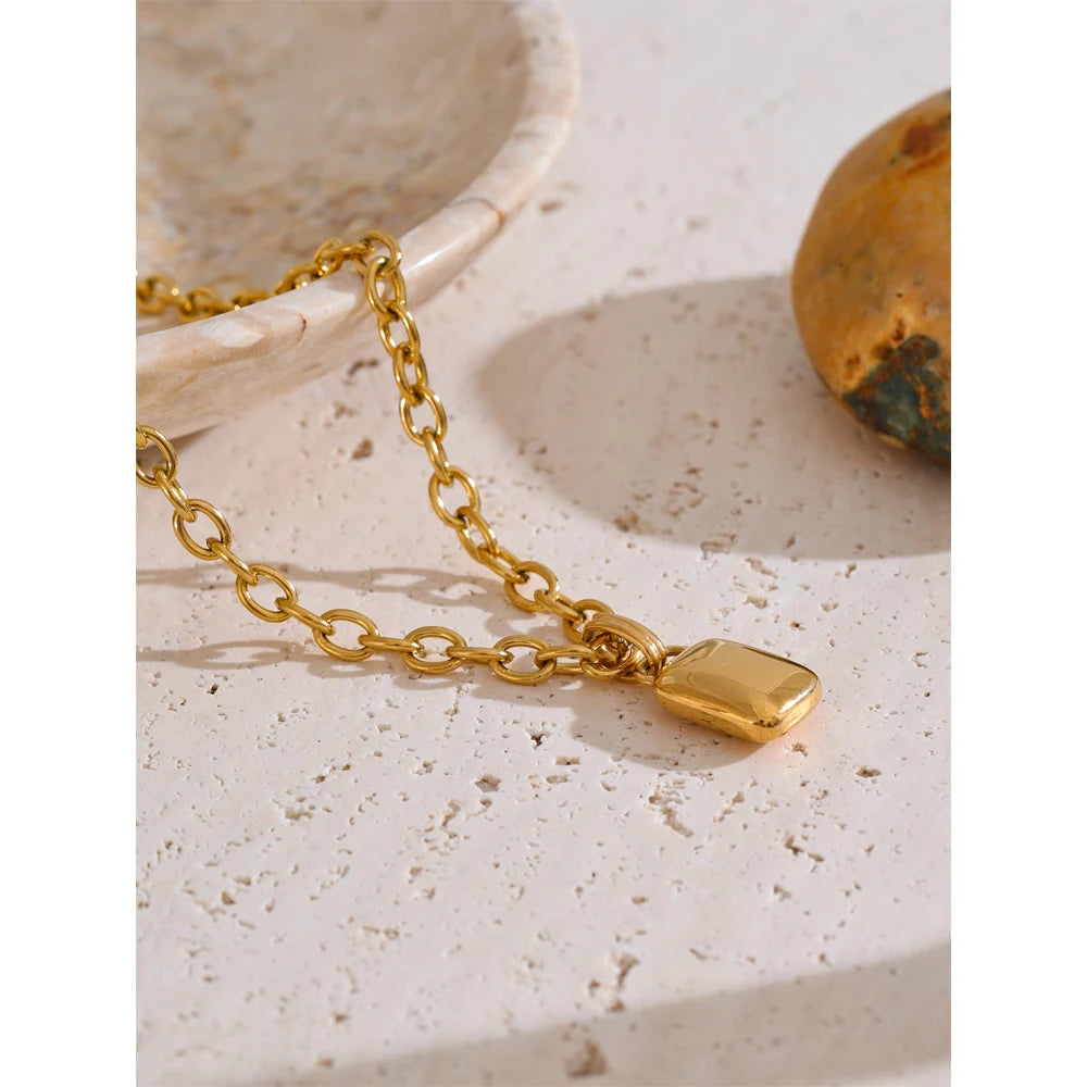 Geometric necklace in gold-plated stainless steel.