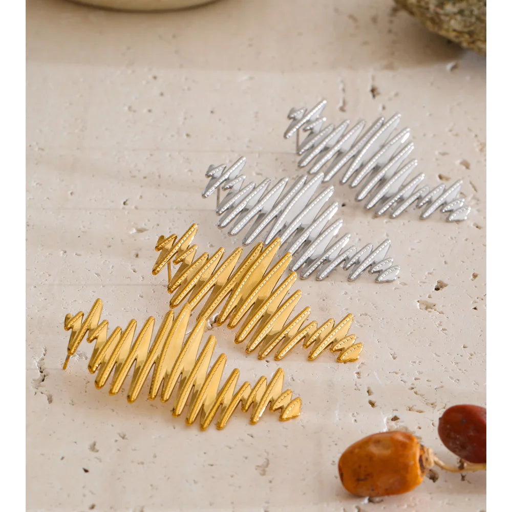 Geometric earrings in gold-plated stainless steel.