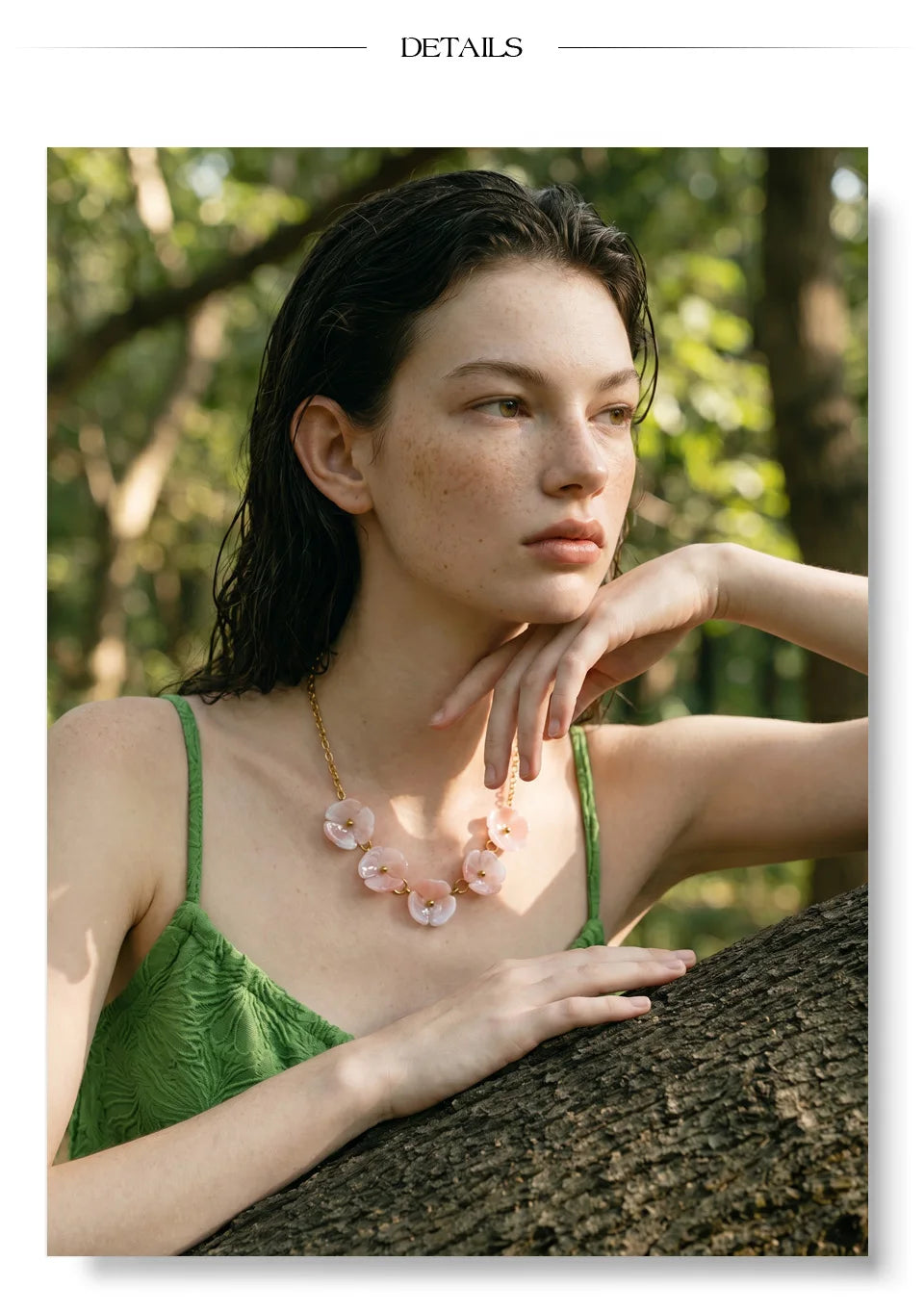 Resin flower chain necklace in gold-plated stainless steel with resin.
