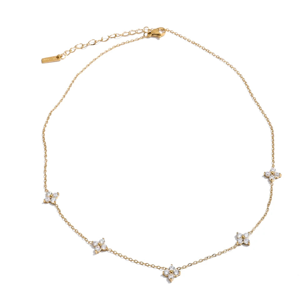 Cubic zirconia flower chain necklace in gold-plated stainless steel with cubic zirconia.