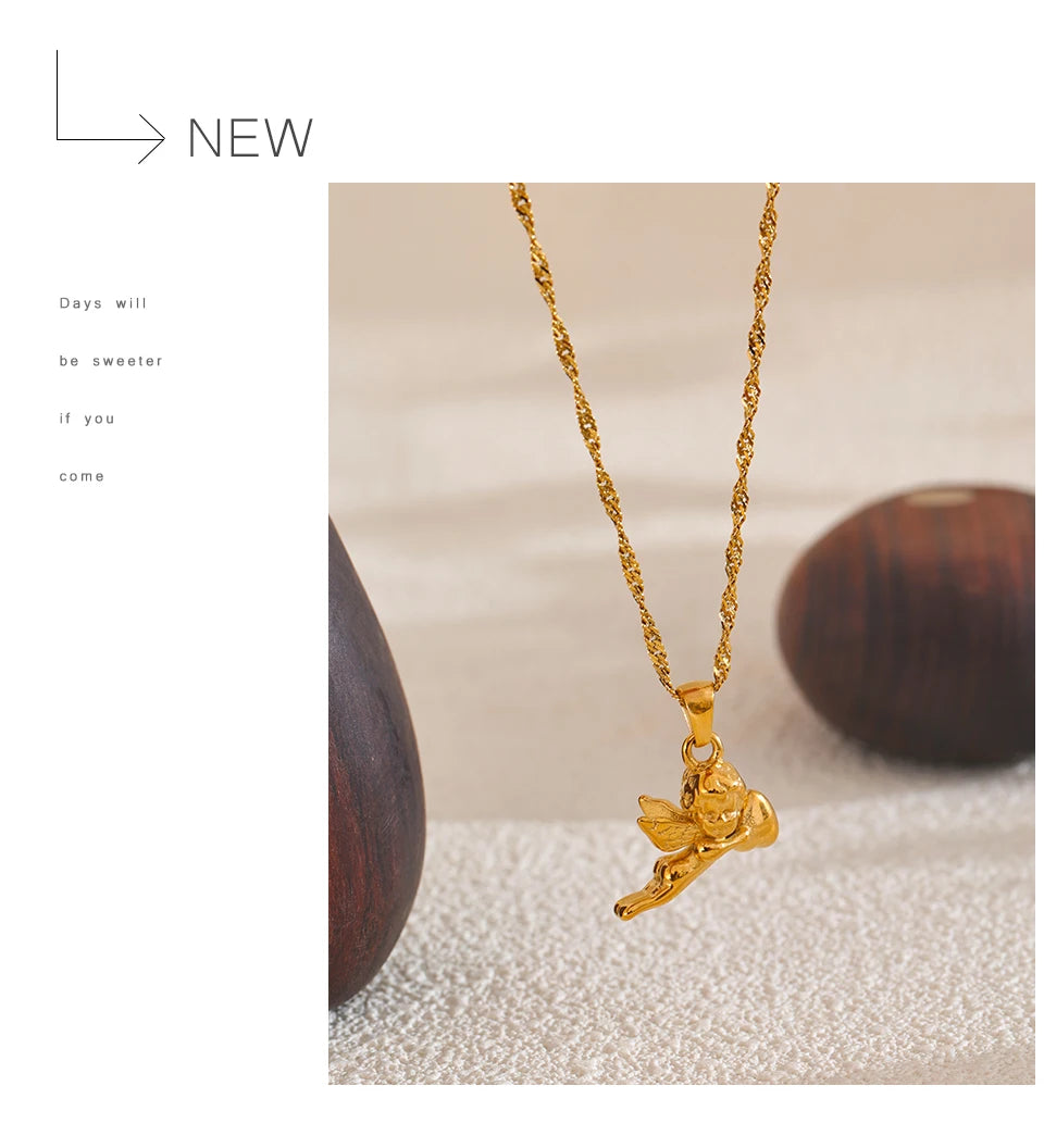 Heart geometric necklace in gold-plated stainless steel.