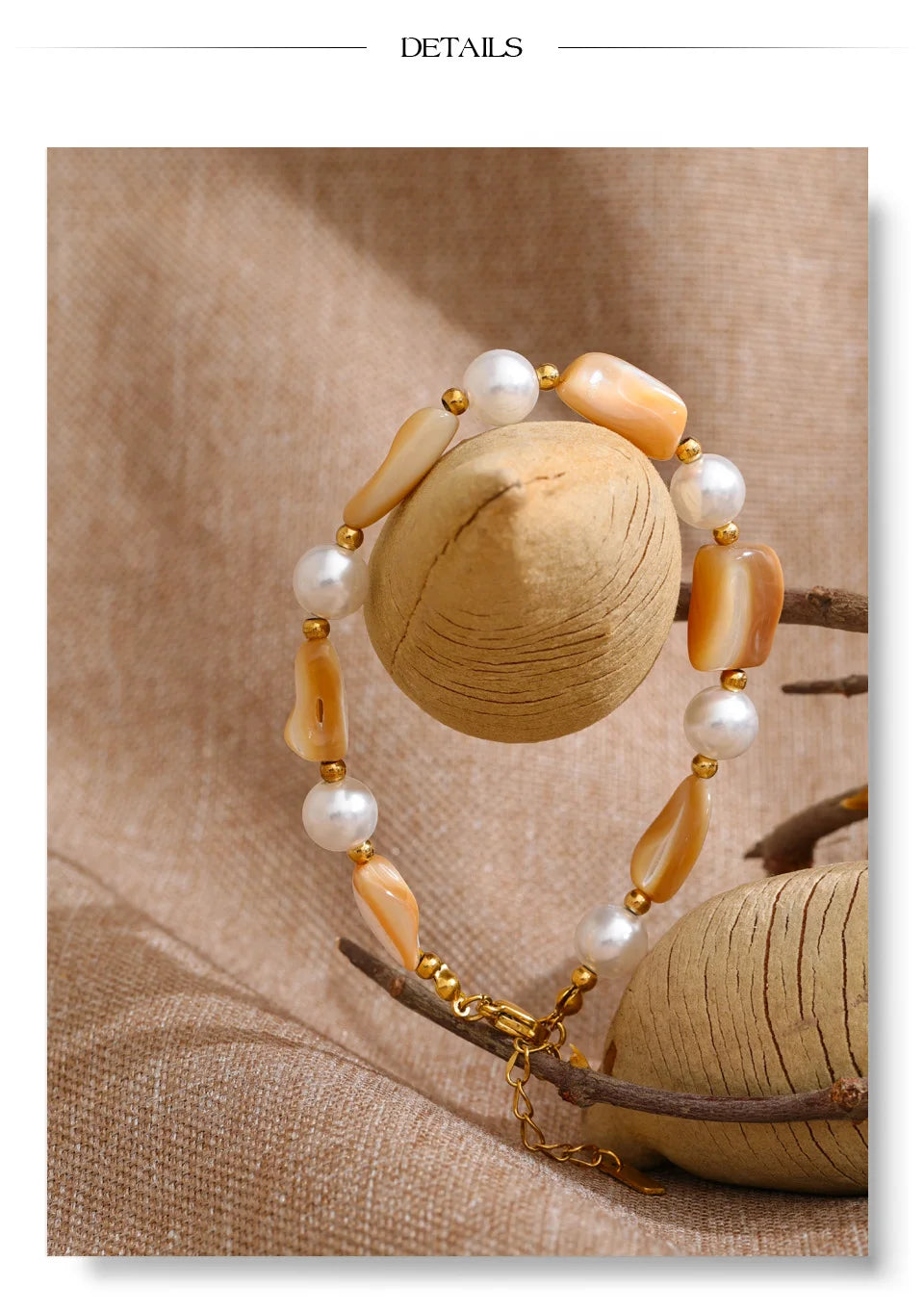 Pearl resin beaded necklace in gold-plated stainless steel with pearl and resin.
