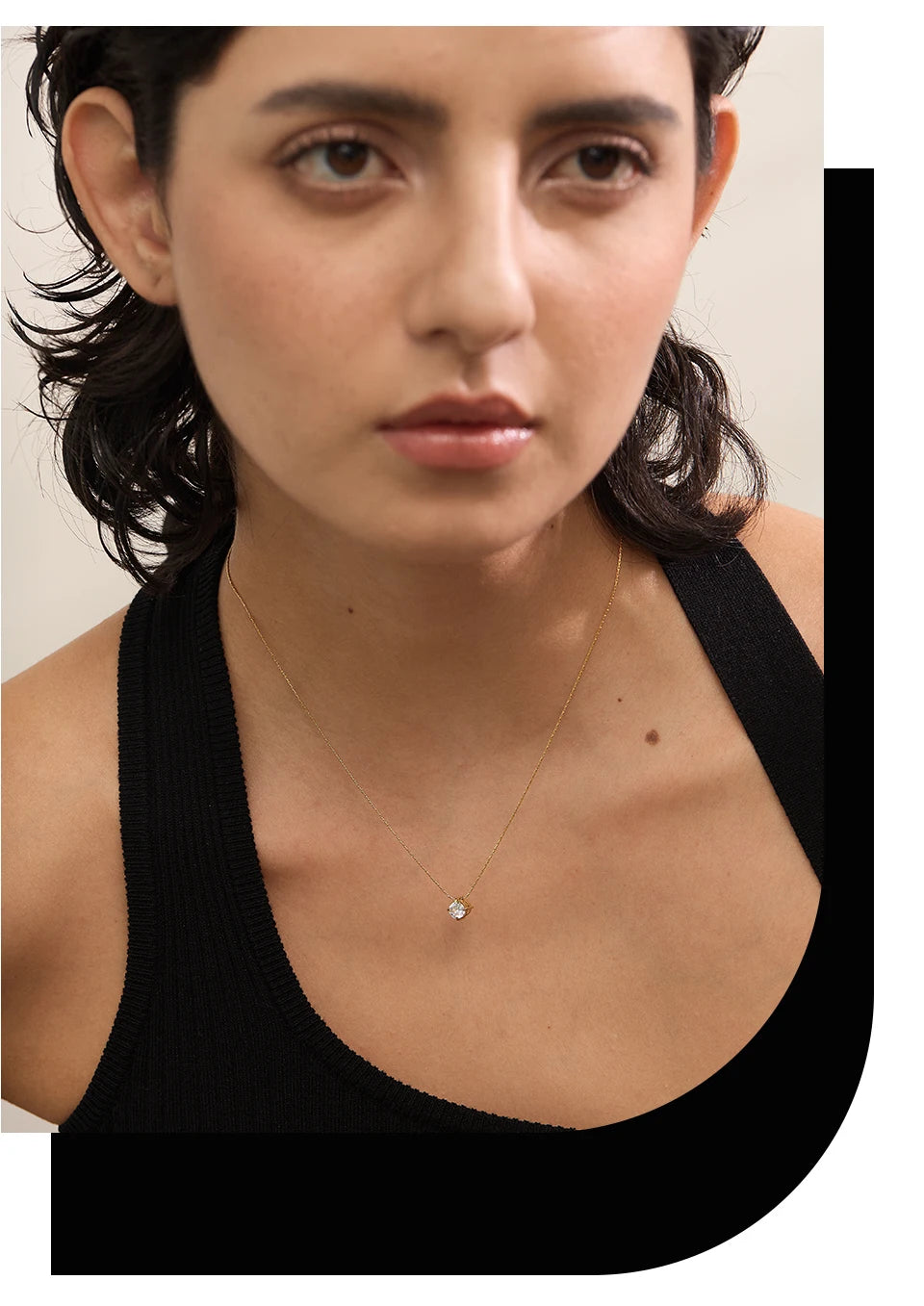 Cubic zirconia geometric necklace in gold-plated stainless steel with cubic zirconia.