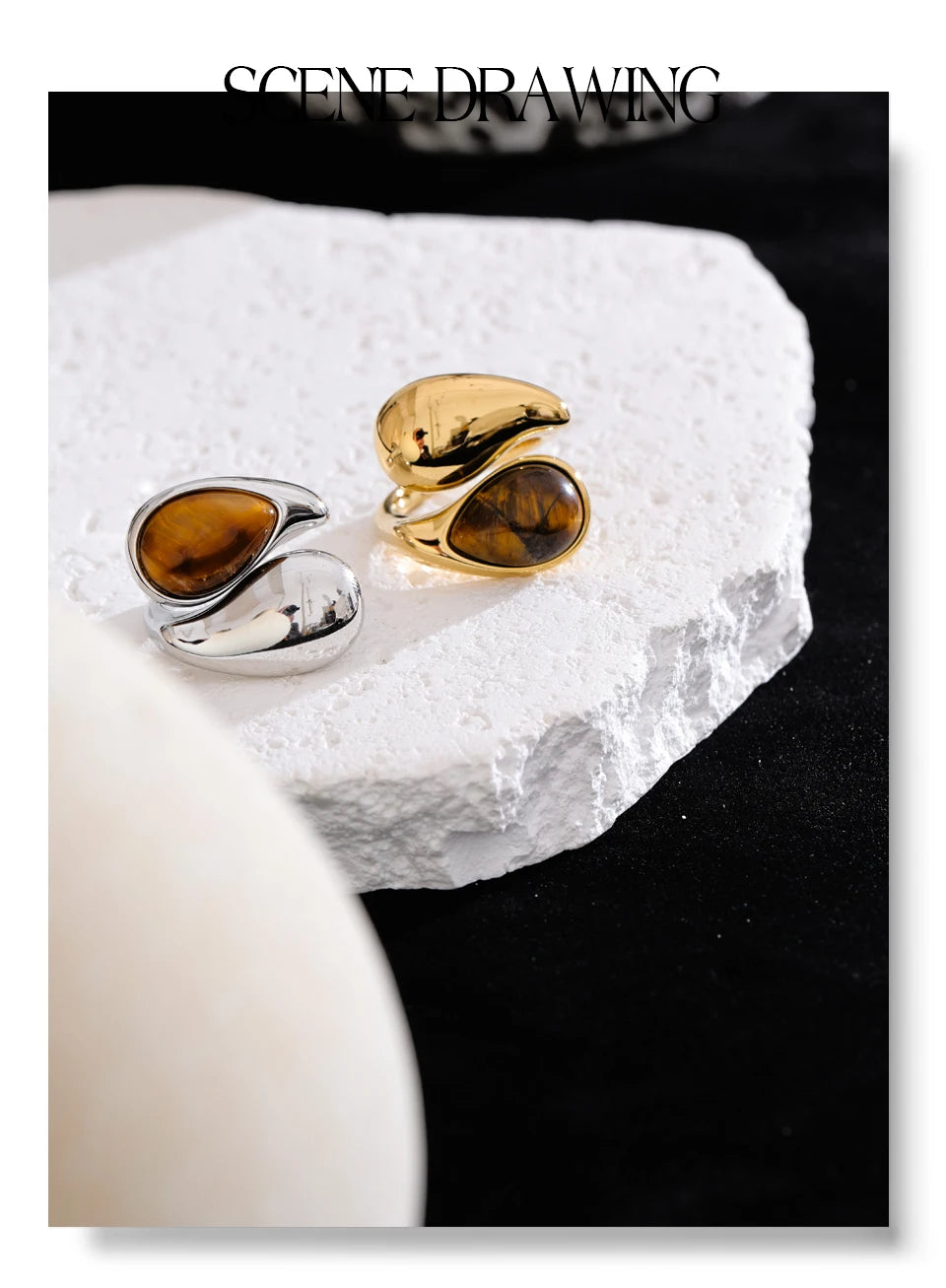 Natural stone geometric ring in gold-plated 316L stainless steel with natural stone.