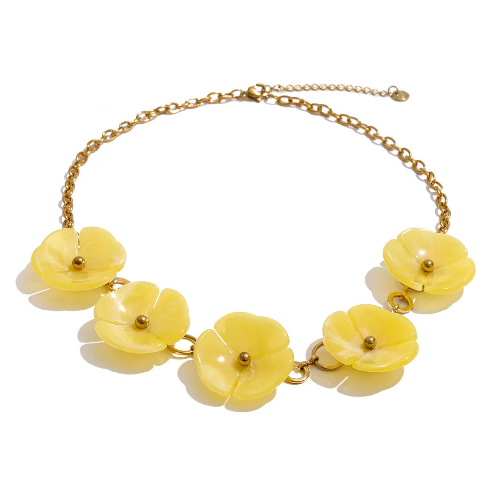 Resin flower chain necklace in gold-plated stainless steel with resin.
