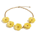 Resin flower chain necklace in gold-plated stainless steel with resin.