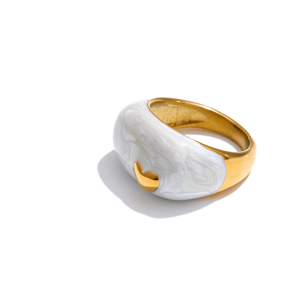 White enamel heart ring in 18K gold-plated stainless steel with enamel.