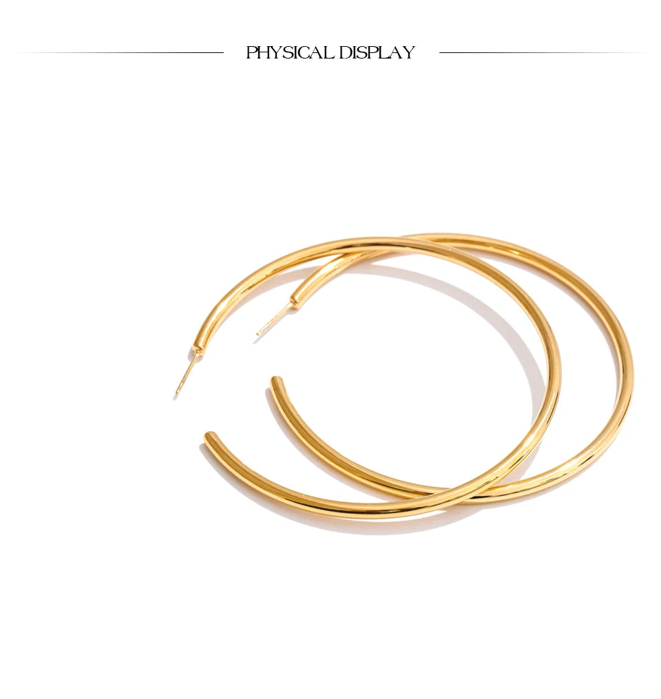 Minimalist geometric earrings in gold-plated stainless steel.
