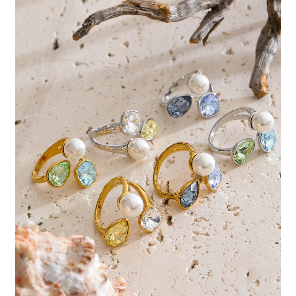 Pearl crystal geometric ring in 18K gold-plated stainless steel with pearl and crystal.