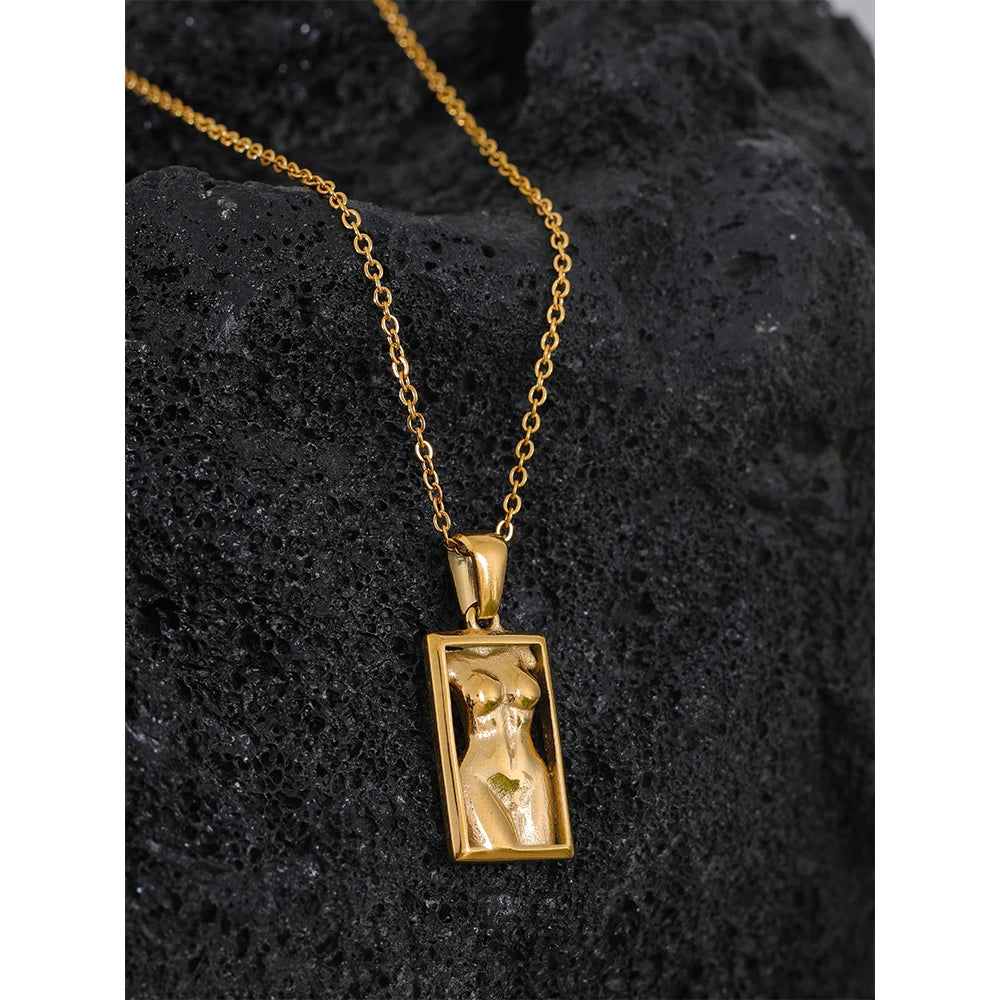 Geometric necklace in gold-plated stainless steel.