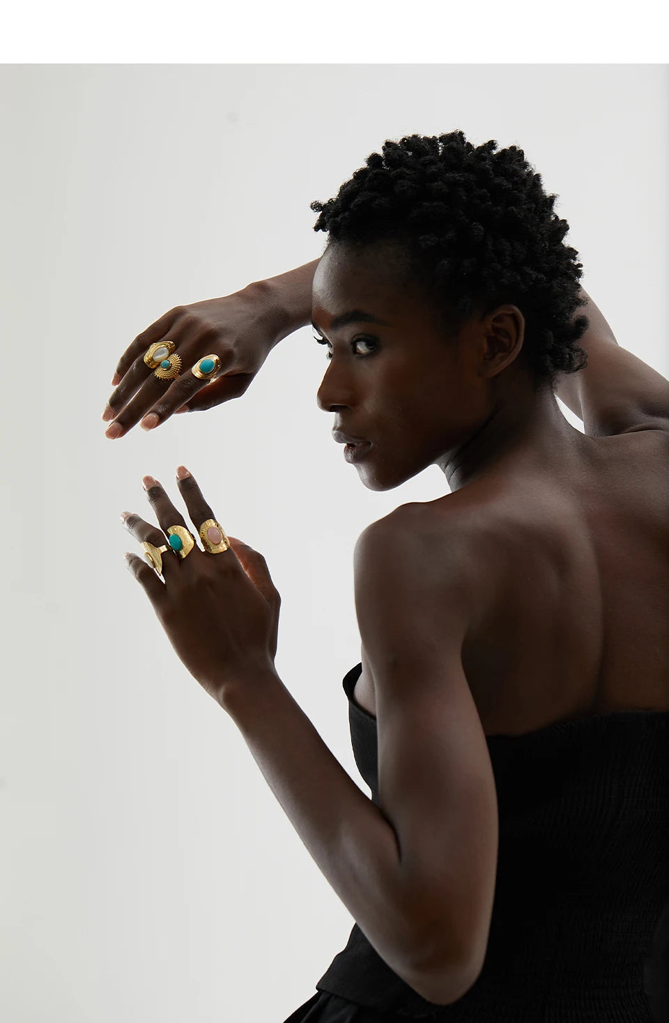 Green natural stone geometric ring in 18K gold-plated stainless steel with natural stone.