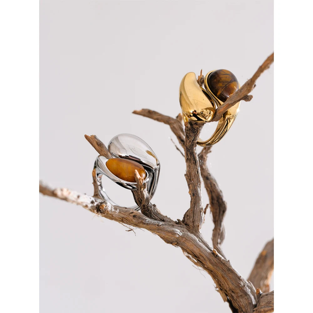 Natural stone geometric ring in gold-plated 316L stainless steel with natural stone.
