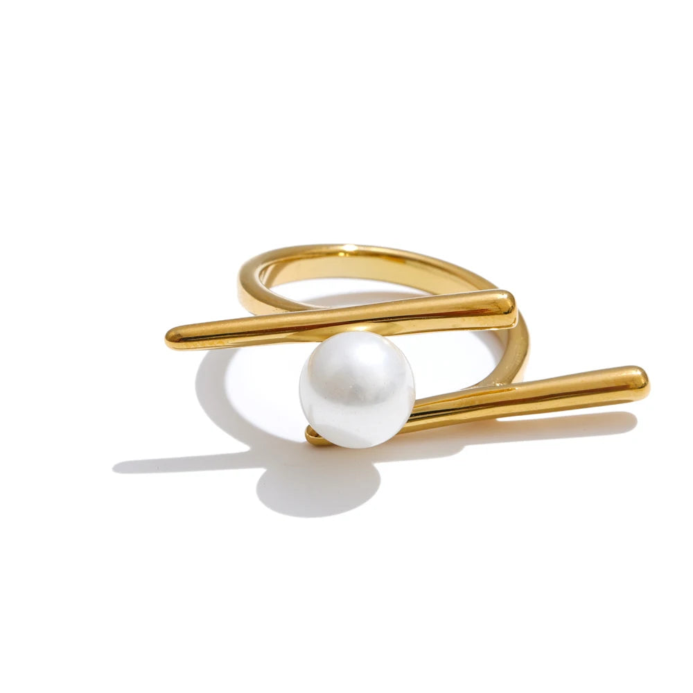 Pearl geometric ring in 18K gold-plated stainless steel with pearl.