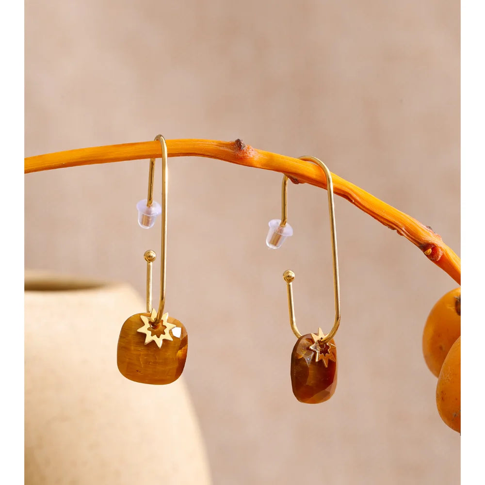 Natural stone geometric earrings in gold-plated stainless steel with natural stone.