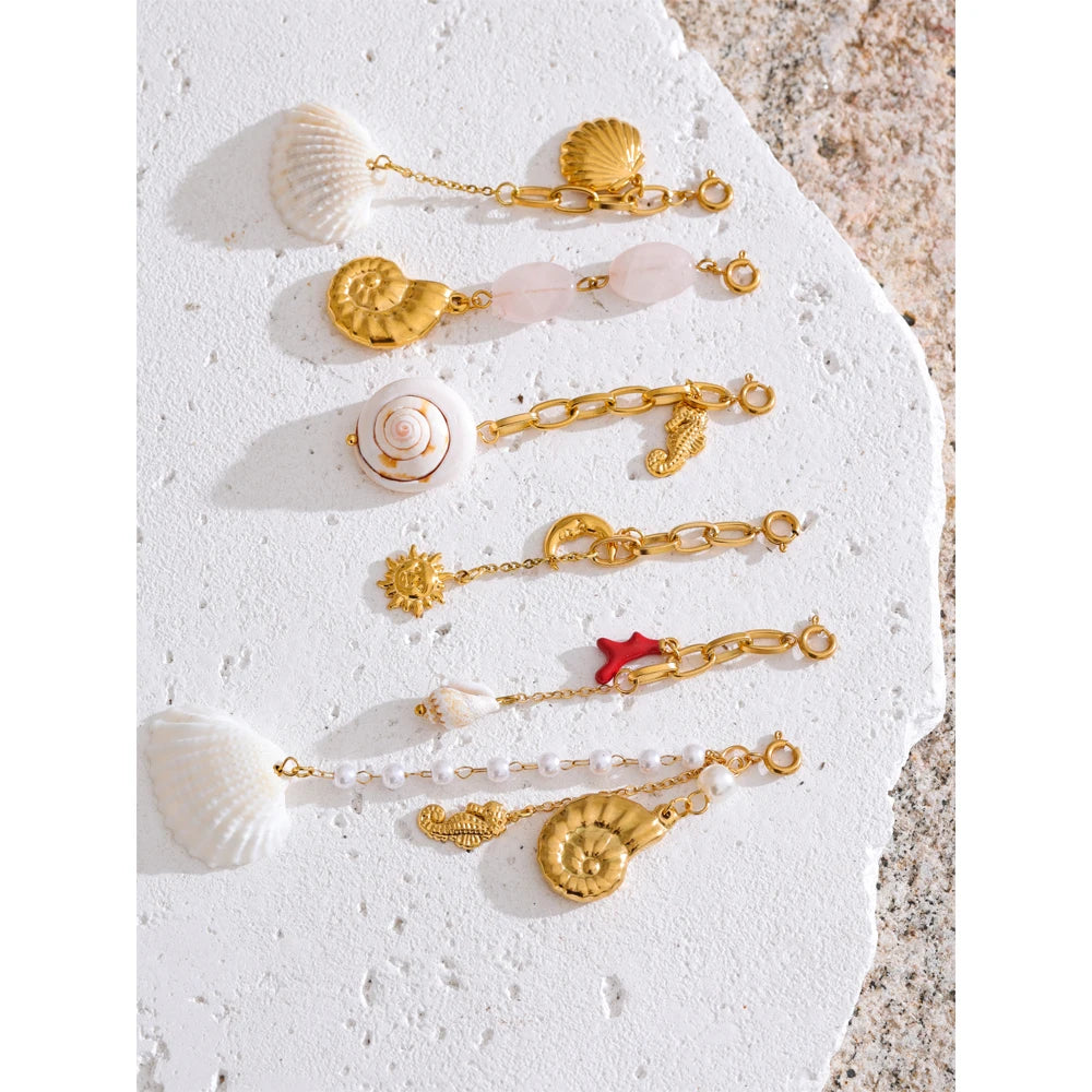 Shell star moon necklace in gold-plated stainless steel with shell.