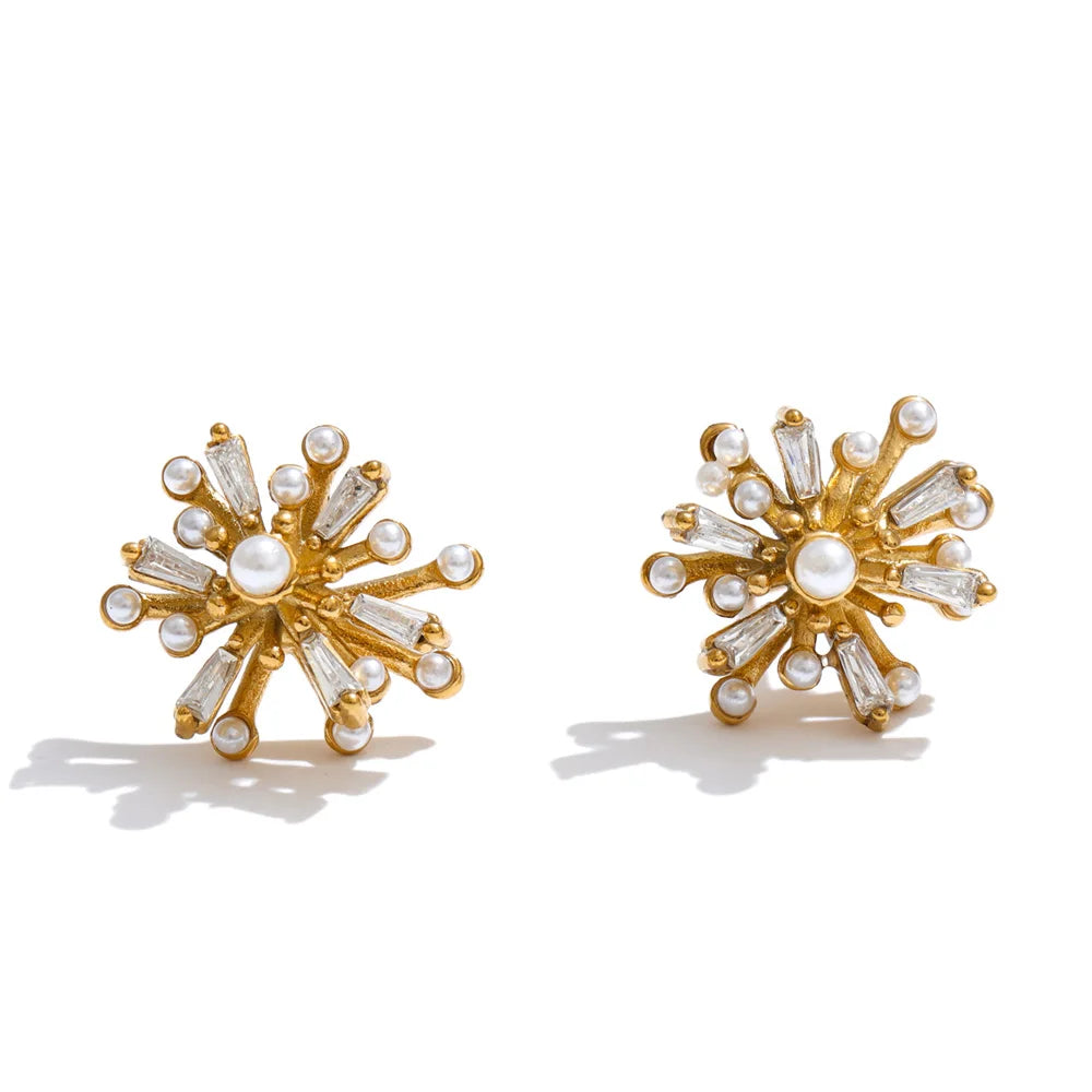 Cubic zirconia pearl flower earrings in gold-plated stainless steel with pearl and cubic zirconia.