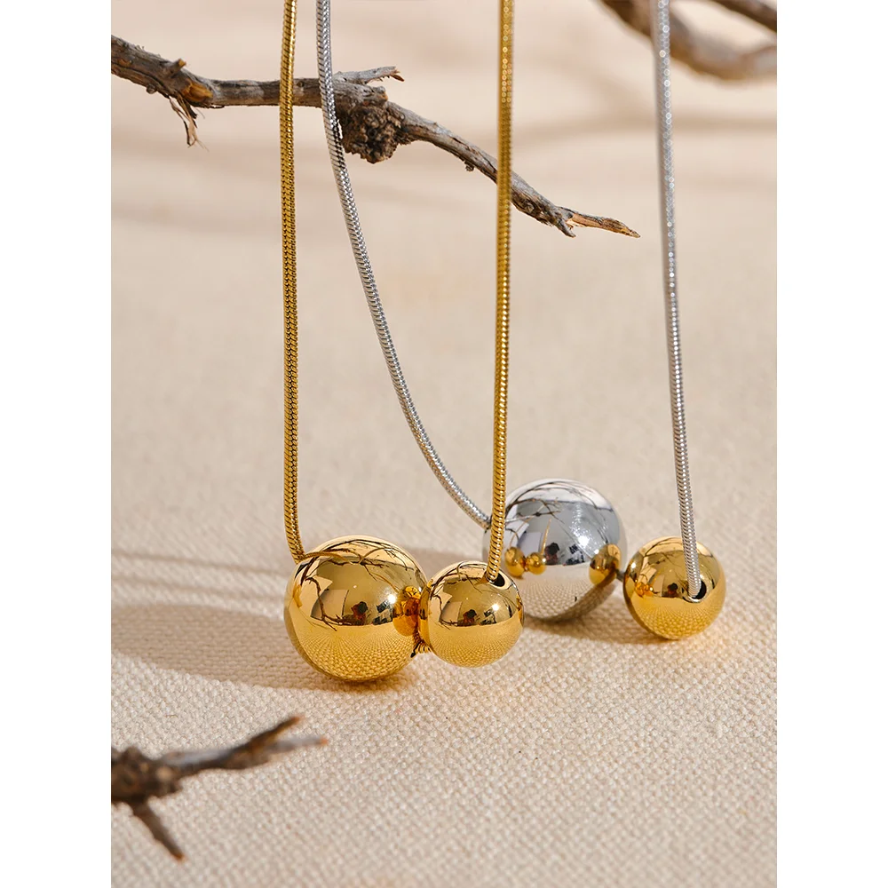 Beaded geometric necklace in gold-plated stainless steel.