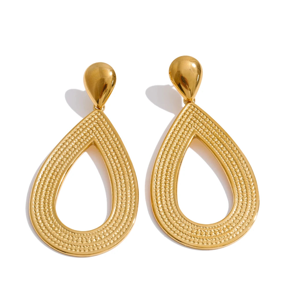 Geometric earrings in gold-plated stainless steel.