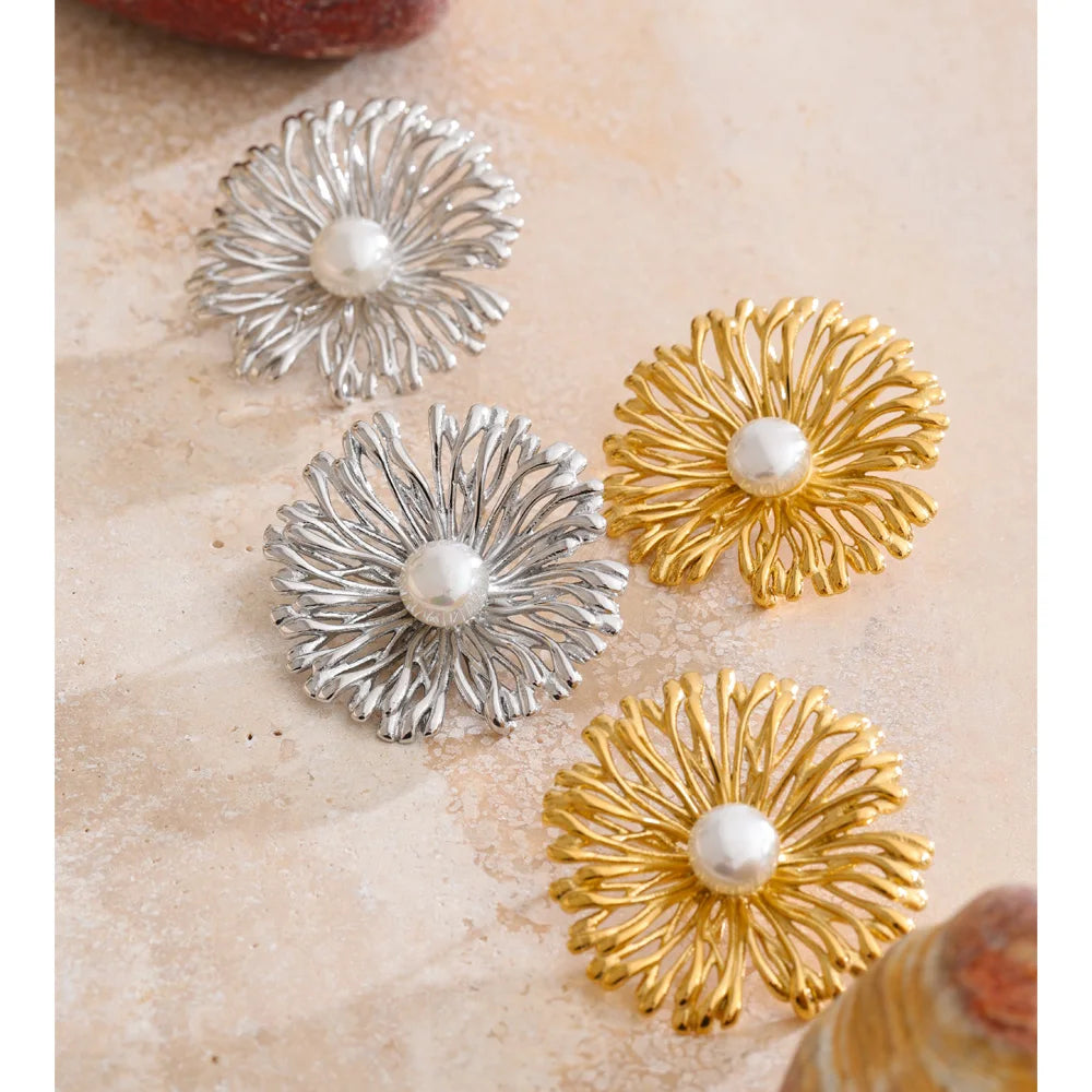 Pearl flower earrings in gold-plated stainless steel with pearl.
