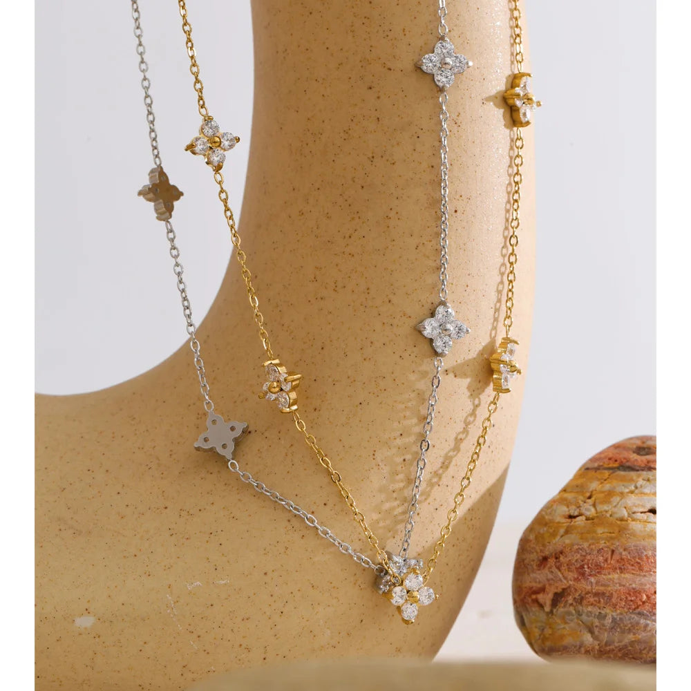 Cubic zirconia flower chain necklace in gold-plated stainless steel with cubic zirconia.