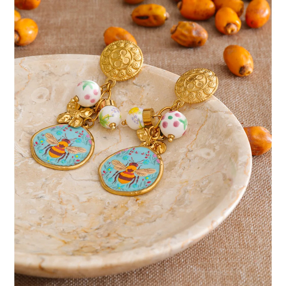 Flower earrings in gold-plated stainless steel.