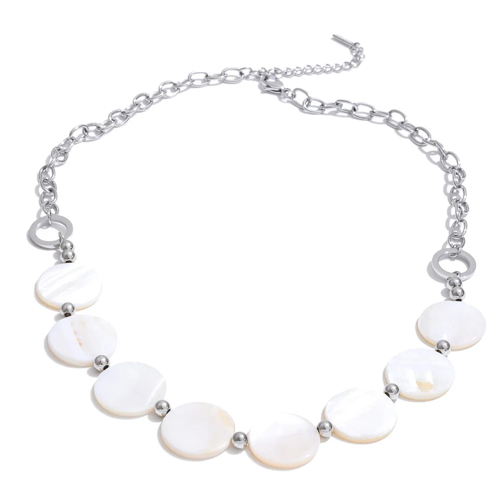 Shell geometric chain necklace in gold-plated stainless steel with shell.