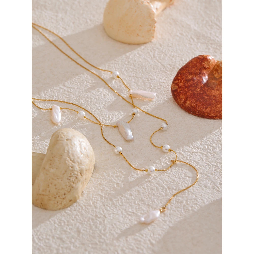 Freshwater pearl geometric necklace in gold-plated stainless steel with freshwater pearl.