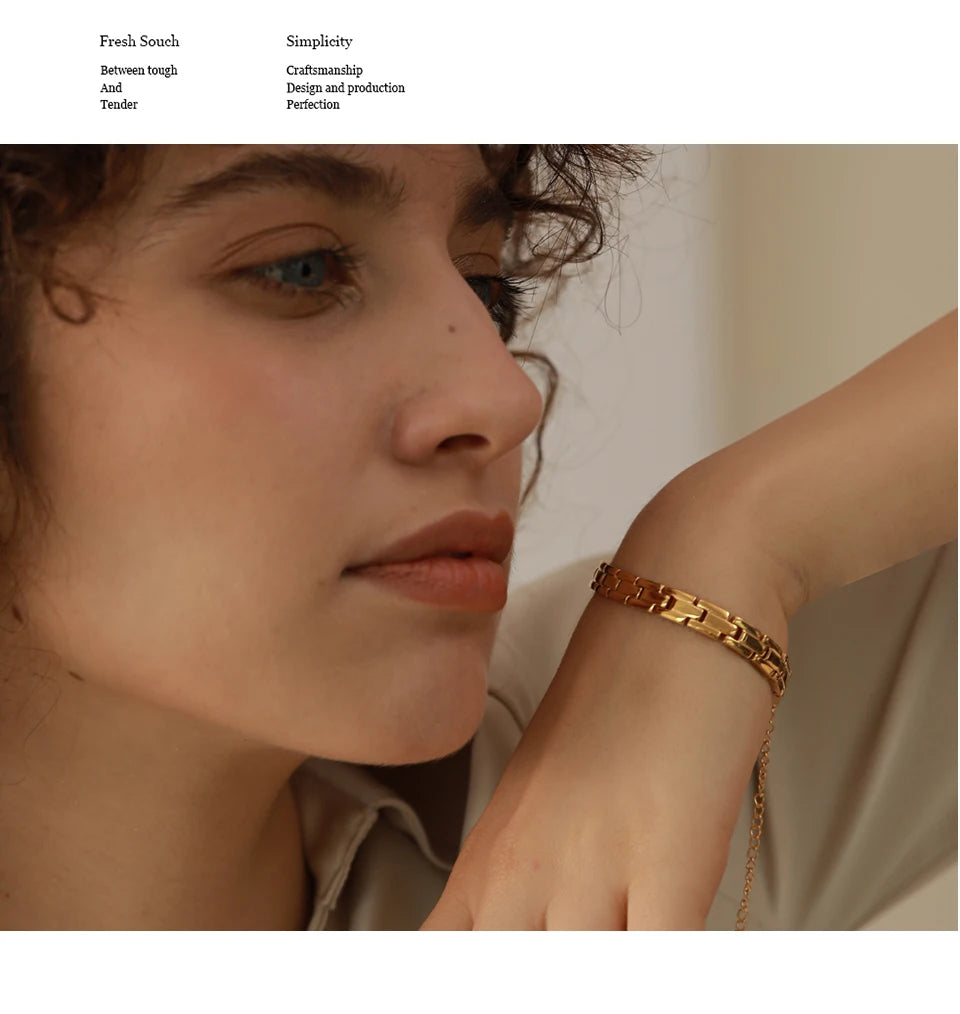 Geometric chain necklace in gold-plated 316L stainless steel.