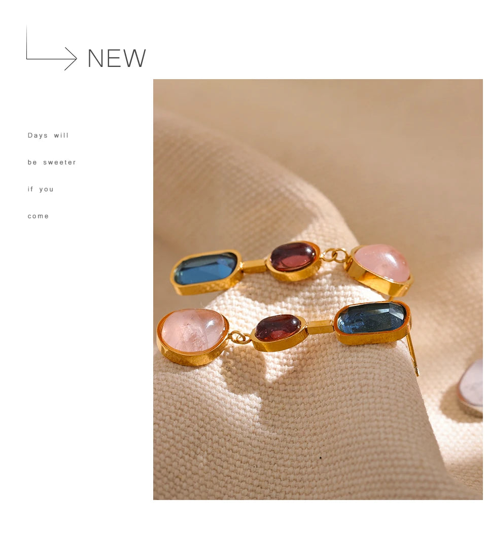 Natural stone geometric earrings in gold-plated 316L stainless steel with natural stone.