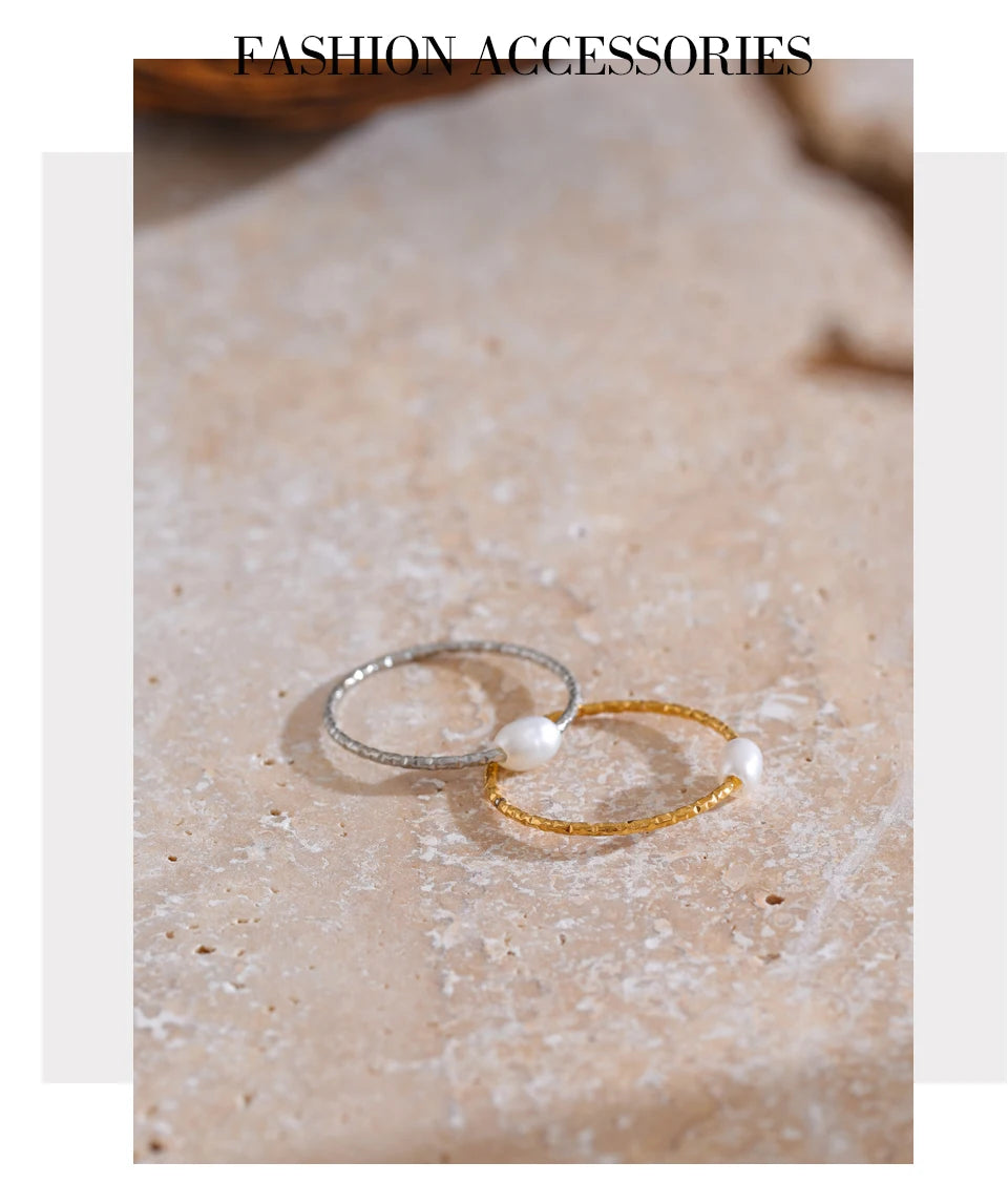 Freshwater pearl geometric ring in gold-plated stainless steel with freshwater pearl.