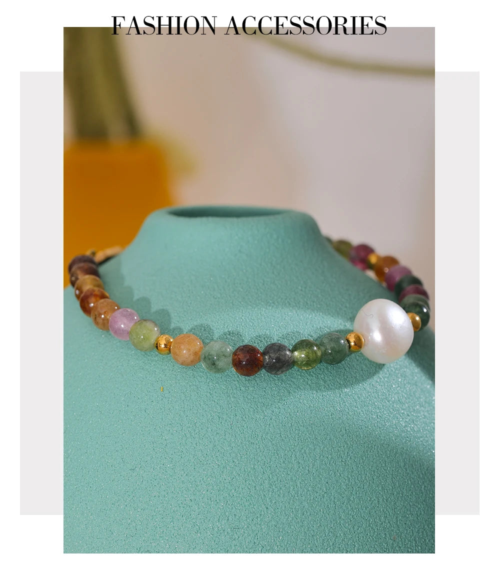 Pearl natural stone beaded bracelet in gold-plated stainless steel with pearl and natural stone.