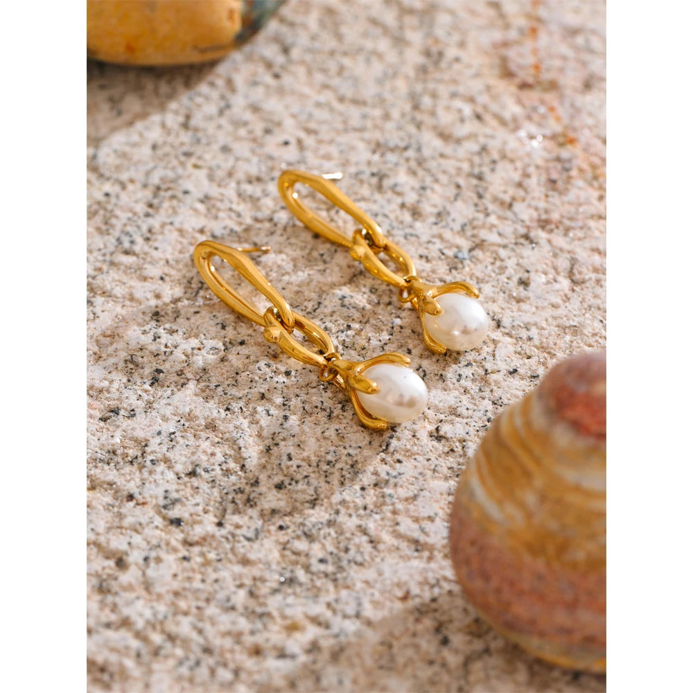 Pearl geometric earrings in gold-plated stainless steel with pearl.