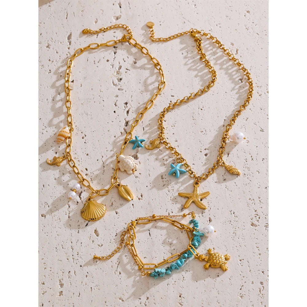 Shell star geometric necklace in gold-plated stainless steel with shell.