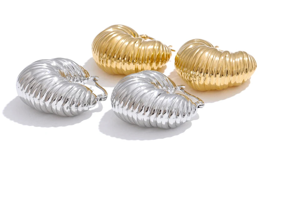 Geometric earrings in gold-plated stainless steel.
