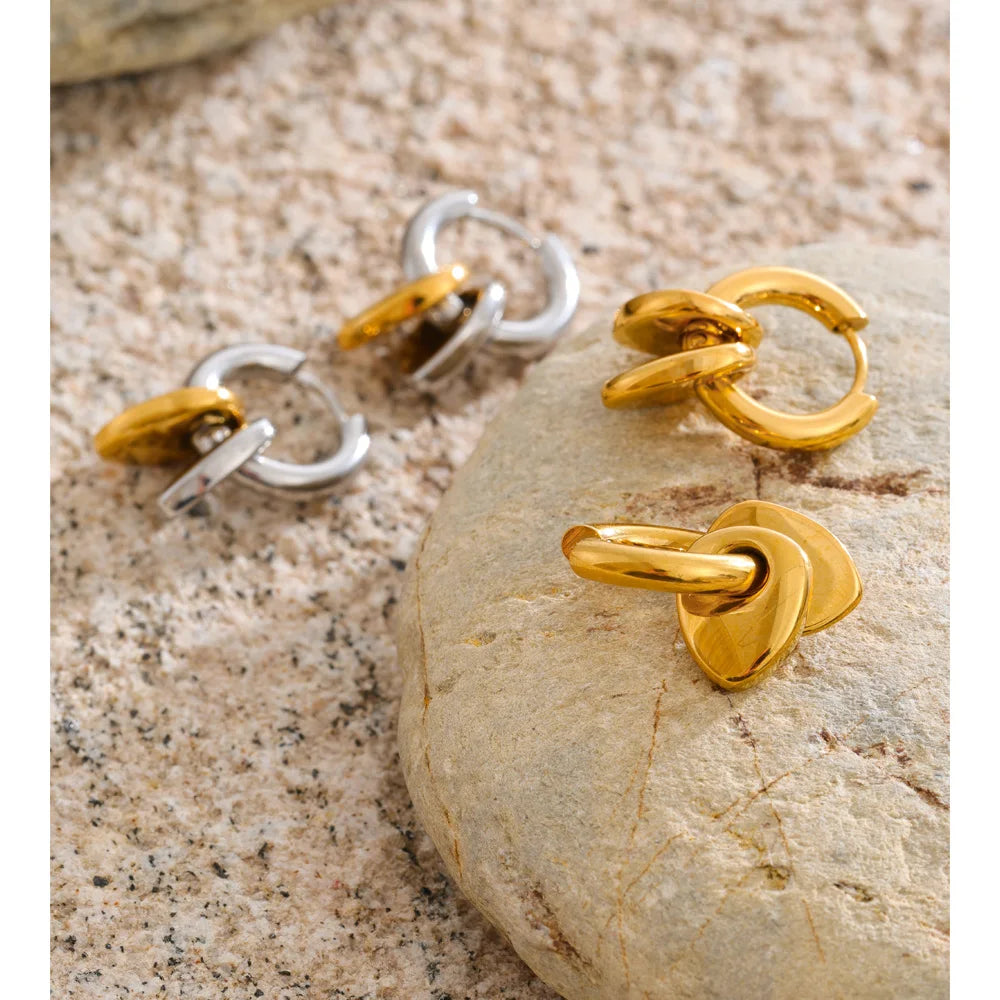 Heart geometric earrings in gold-plated stainless steel.