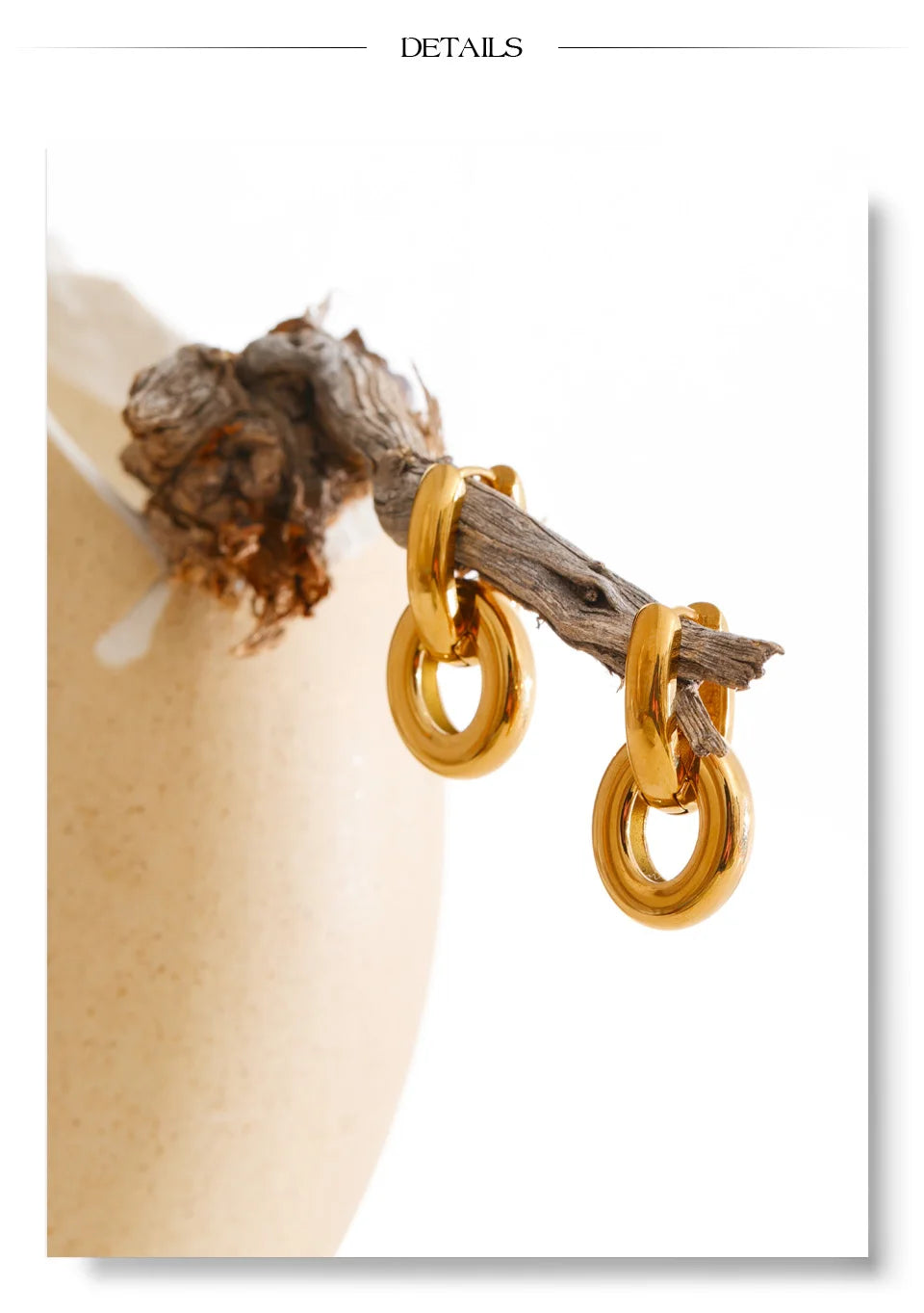 Geometric earrings in gold-plated stainless steel.