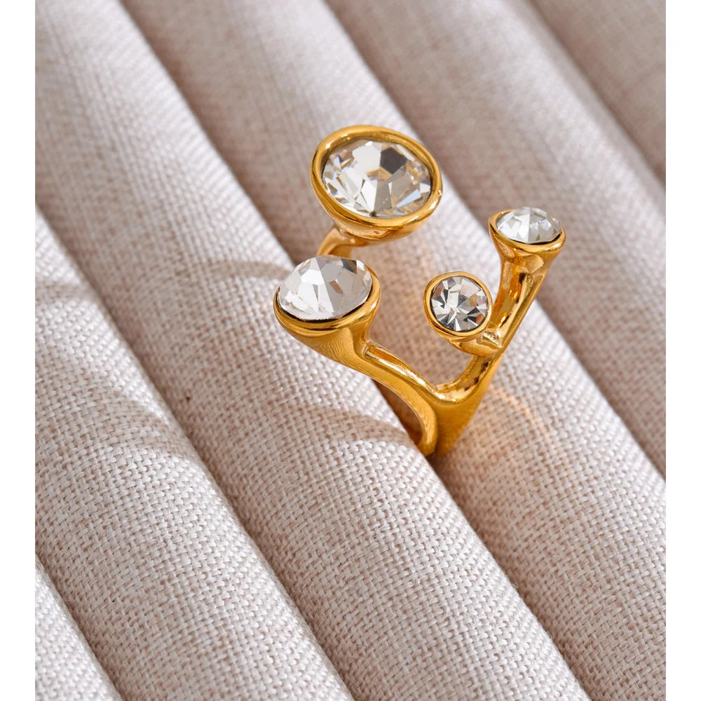 Crystal geometric ring in 18K gold-plated stainless steel with crystal.