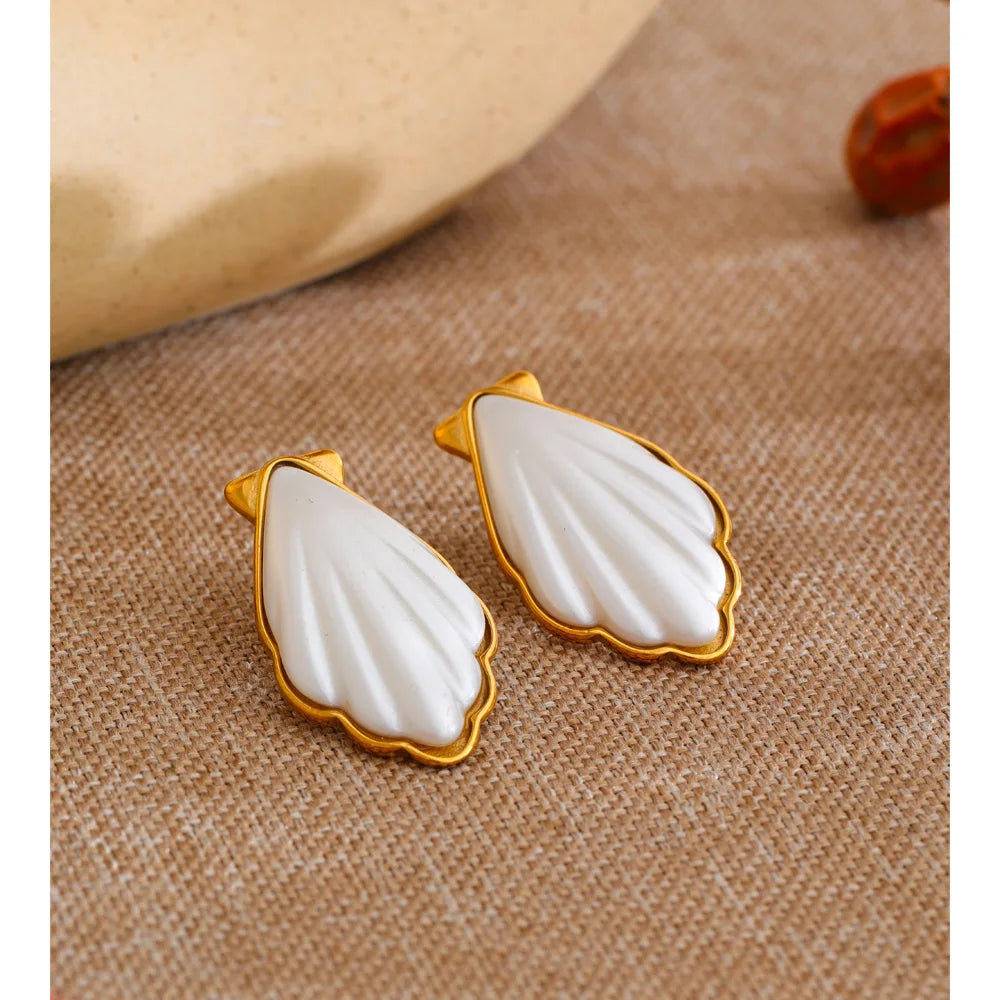 Pearl shell geometric earrings in gold-plated stainless steel with pearl and shell.