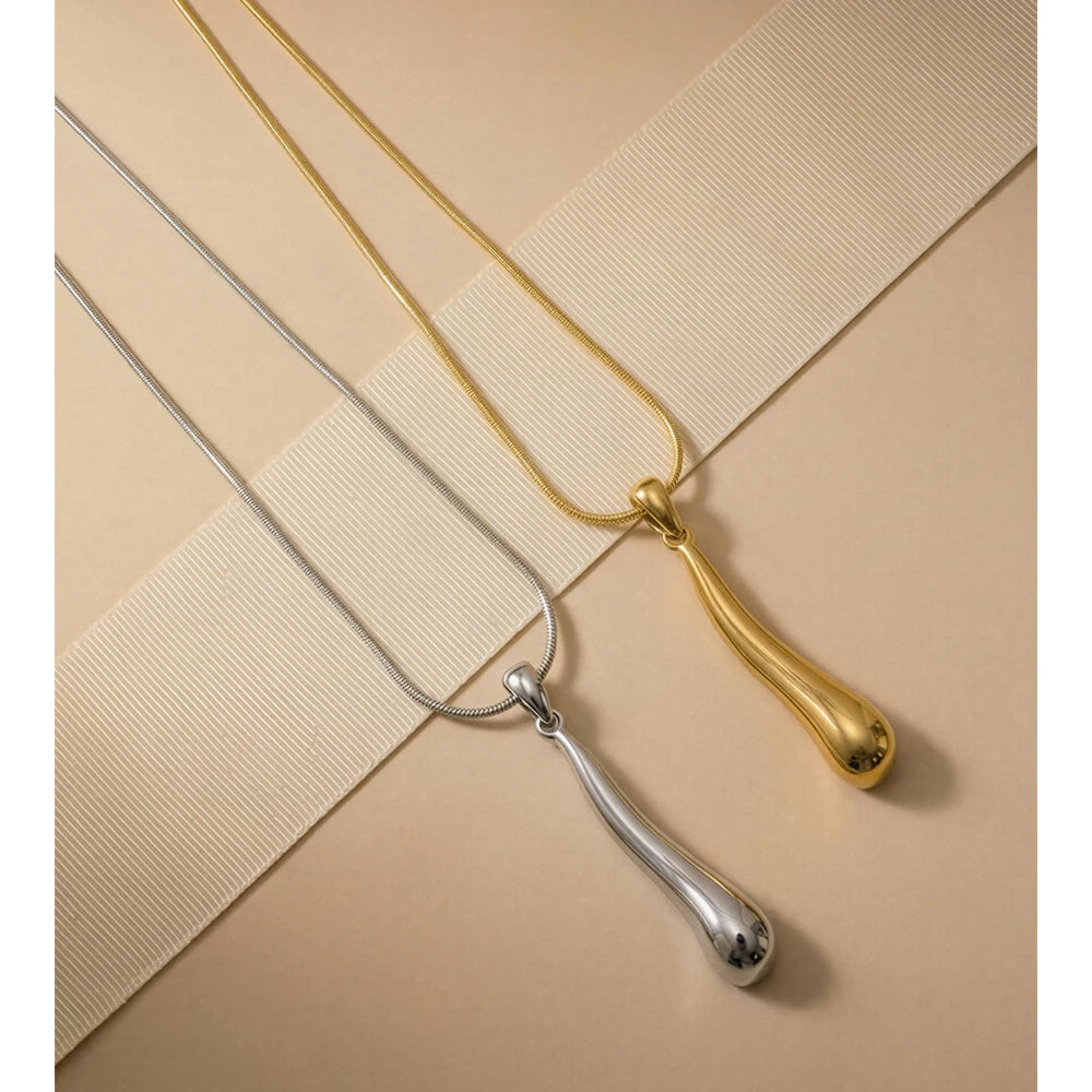 Geometric necklace in gold-plated stainless steel.