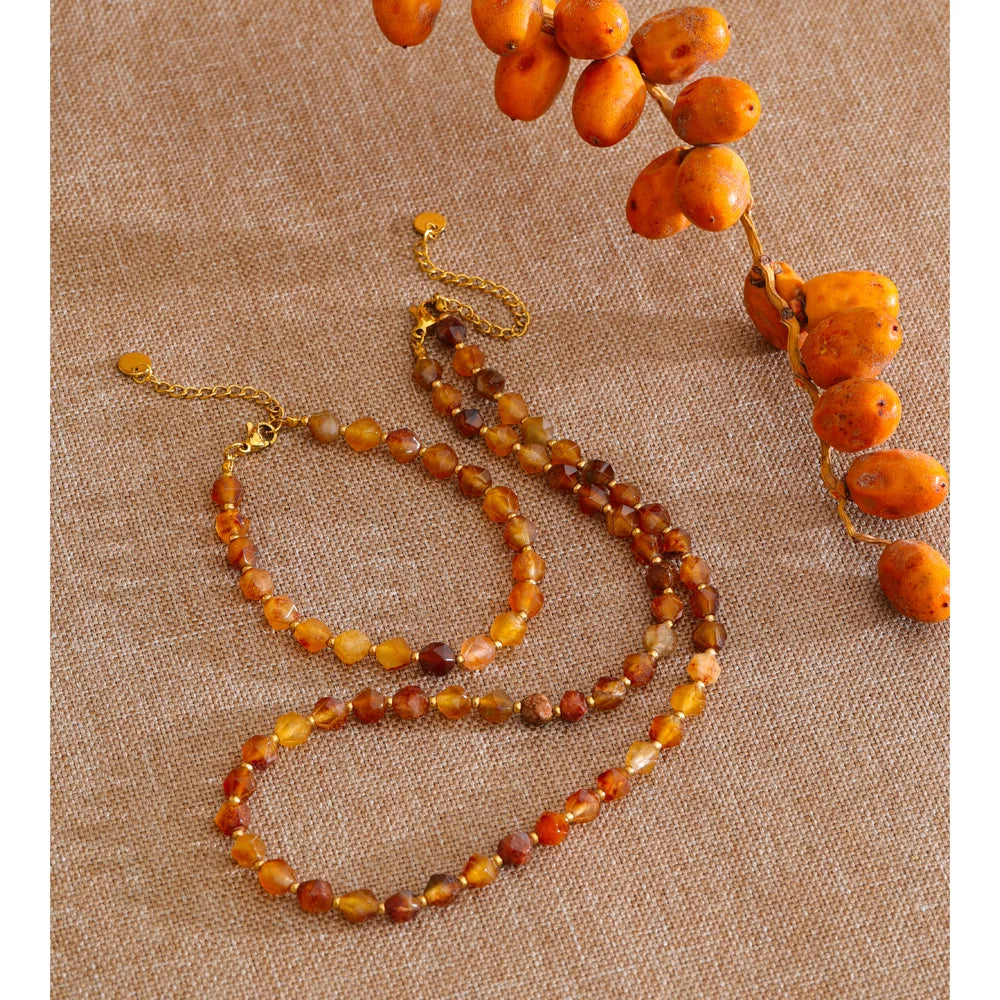 Natural stone beaded multi-color necklace in gold-plated stainless steel with natural stone.