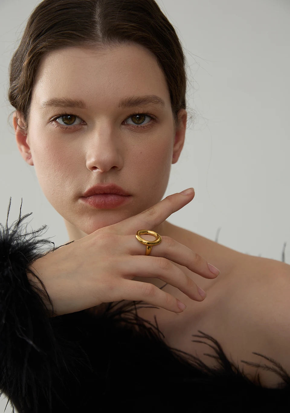 Minimalist geometric ring in 18K gold-plated stainless steel.