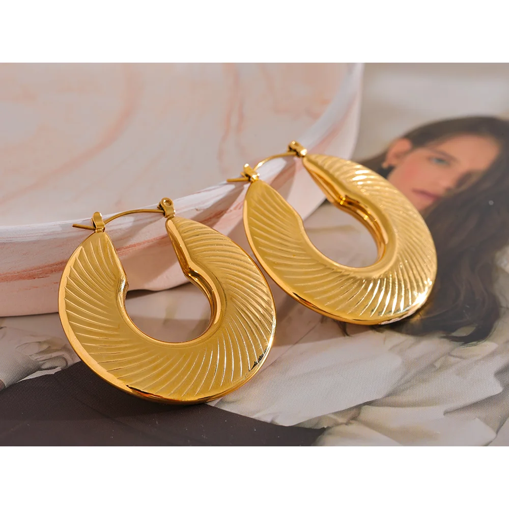 Minimalist geometric earrings in gold-plated stainless steel.