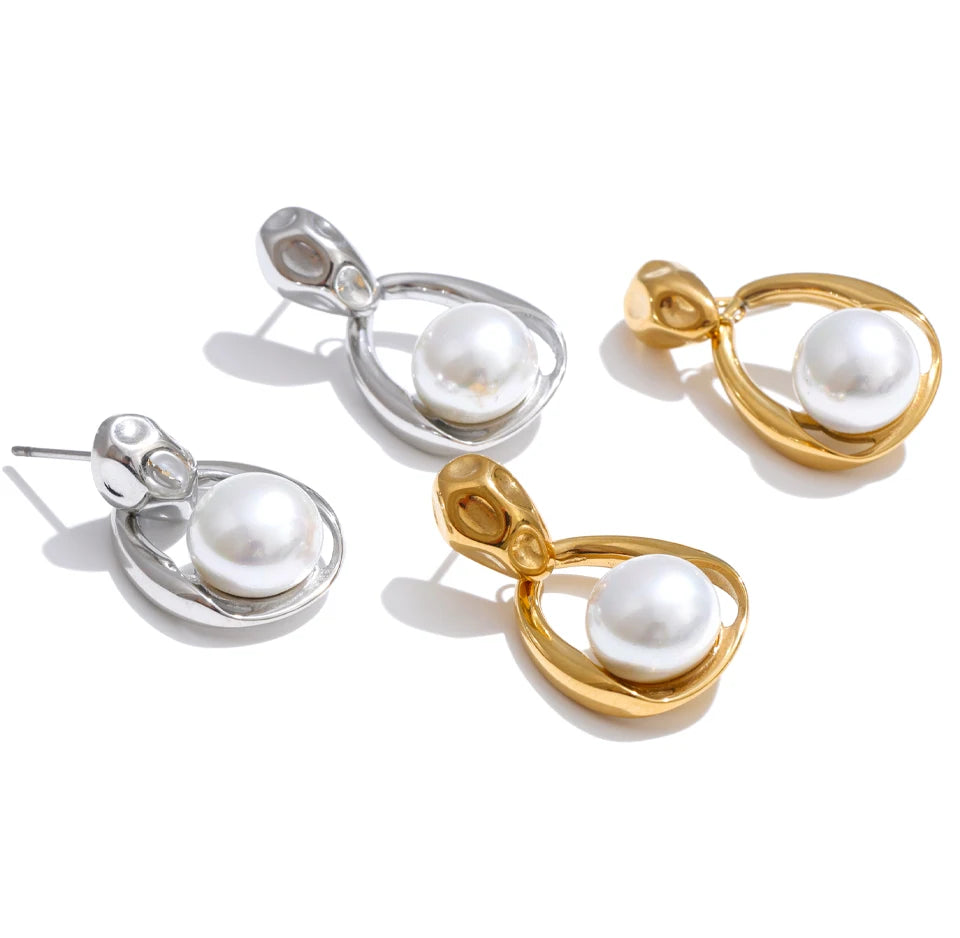 Pearl geometric earrings in gold-plated stainless steel with pearl.
