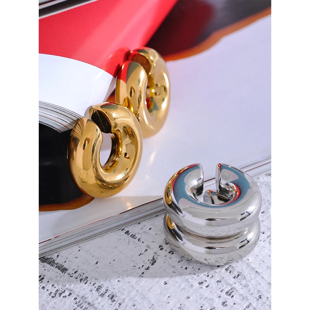 Geometric earrings in gold-plated stainless steel.