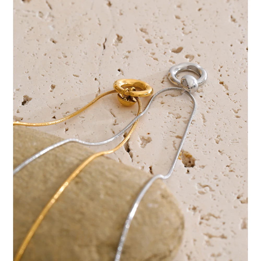 Geometric necklace in gold-plated stainless steel.