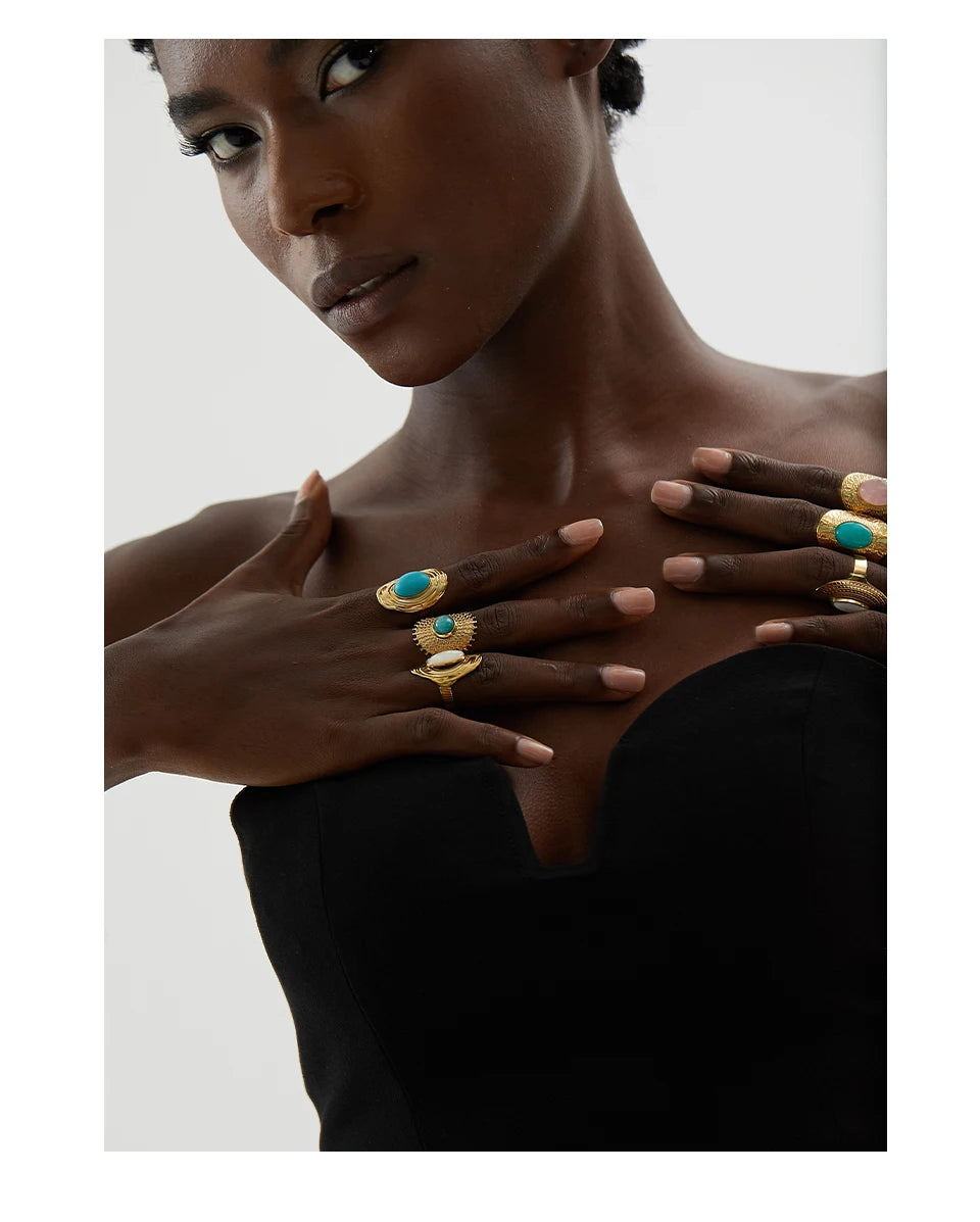 Green natural stone geometric ring in 18K gold-plated stainless steel with natural stone.
