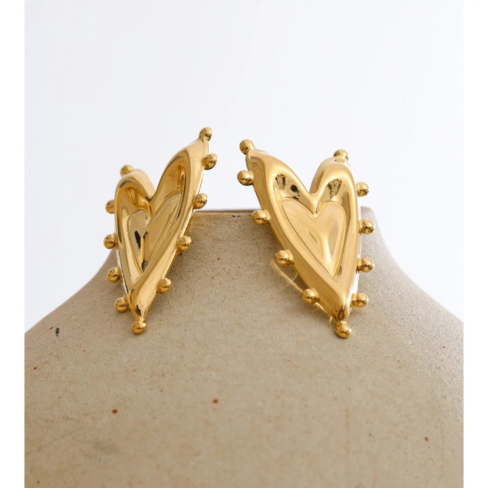 Heart earrings in gold-plated stainless steel.