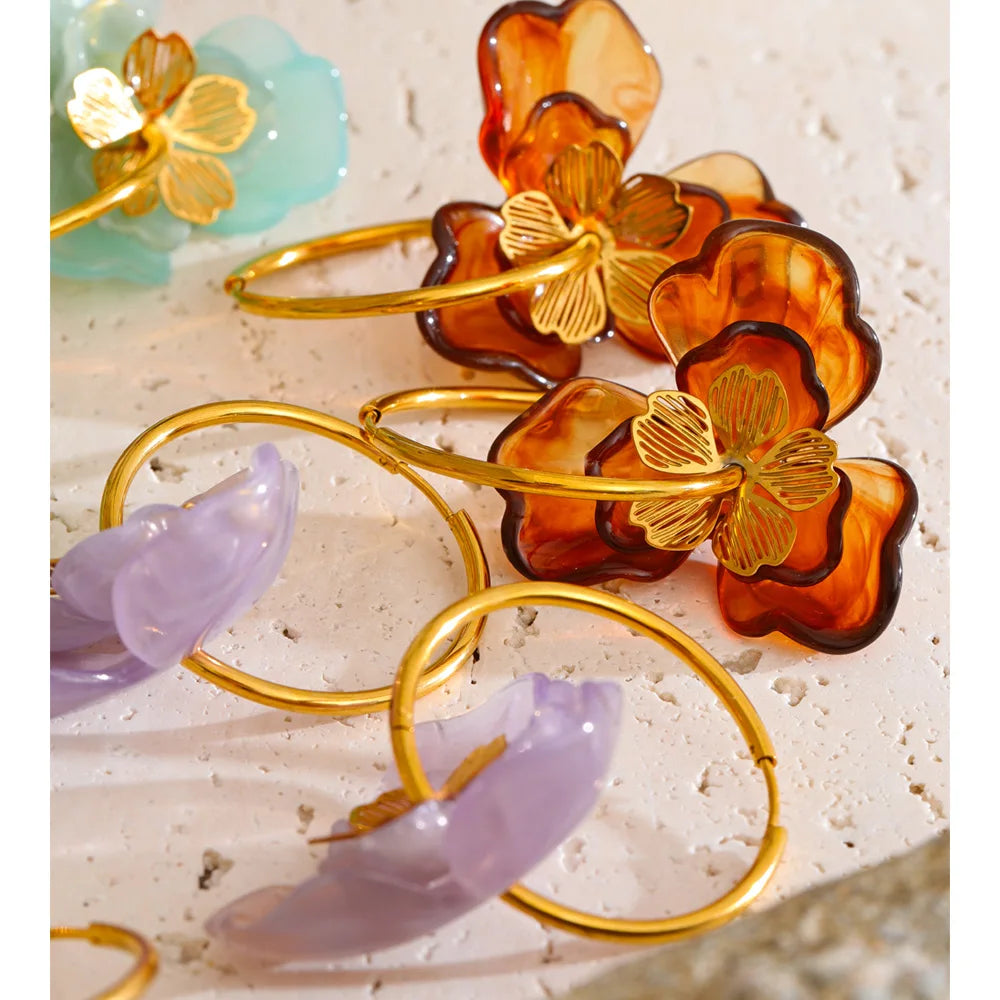 Resin flower earrings in gold-plated stainless steel with resin.