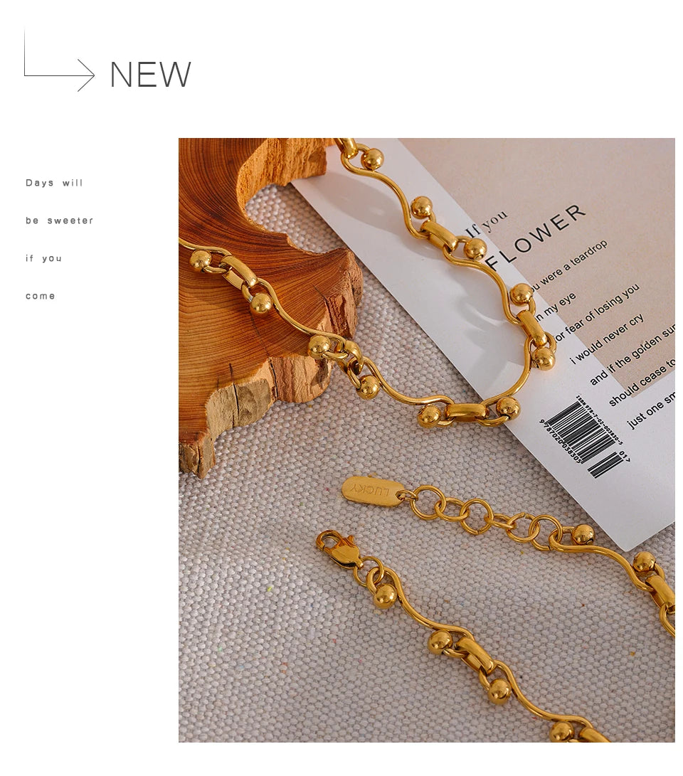 Geometric chain necklace in 18K gold-plated stainless steel.